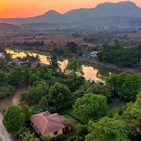 Vintage Estate - Lakeside Allure With Vintage Decor,A Plunge Pool & A Lawn Featuring A Charming Gazebo Karjat Eksteriør bilde