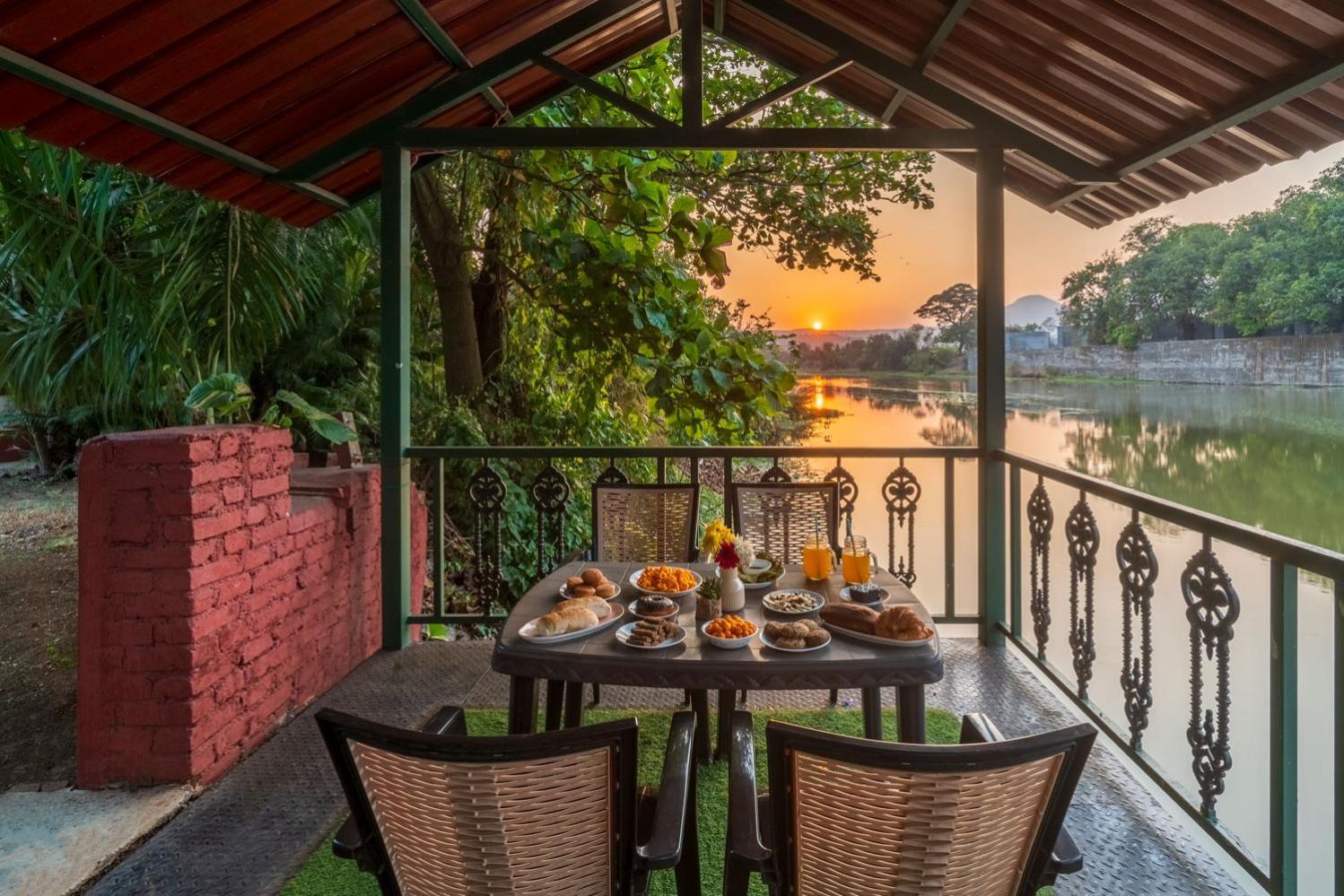 Vintage Estate - Lakeside Allure With Vintage Decor,A Plunge Pool & A Lawn Featuring A Charming Gazebo Karjat Eksteriør bilde