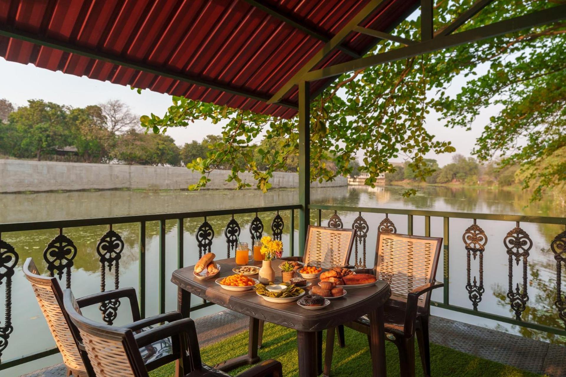 Vintage Estate - Lakeside Allure With Vintage Decor,A Plunge Pool & A Lawn Featuring A Charming Gazebo Karjat Eksteriør bilde