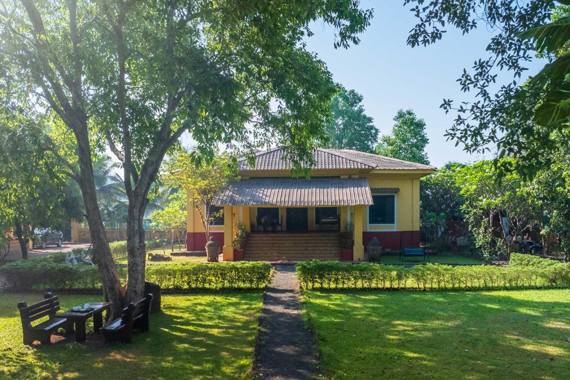 Vintage Estate - Lakeside Allure With Vintage Decor,A Plunge Pool & A Lawn Featuring A Charming Gazebo Karjat Eksteriør bilde