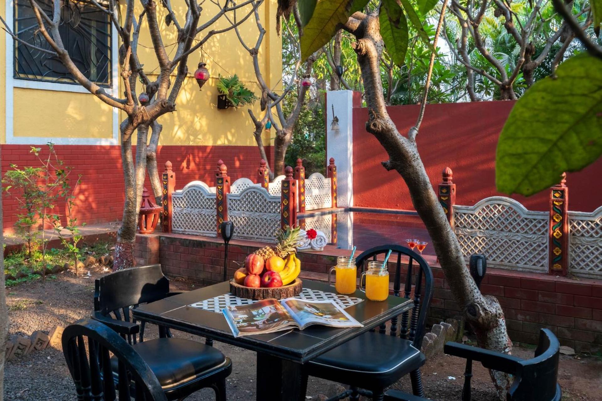 Vintage Estate - Lakeside Allure With Vintage Decor,A Plunge Pool & A Lawn Featuring A Charming Gazebo Karjat Eksteriør bilde