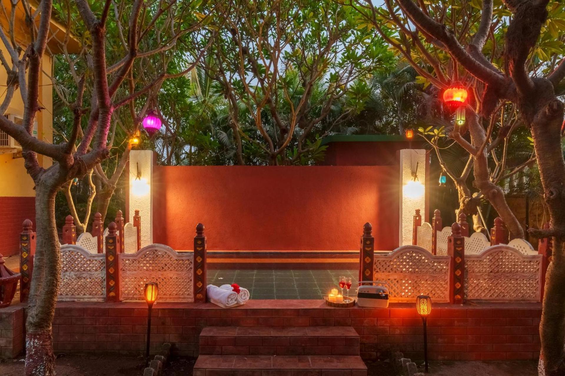 Vintage Estate - Lakeside Allure With Vintage Decor,A Plunge Pool & A Lawn Featuring A Charming Gazebo Karjat Eksteriør bilde